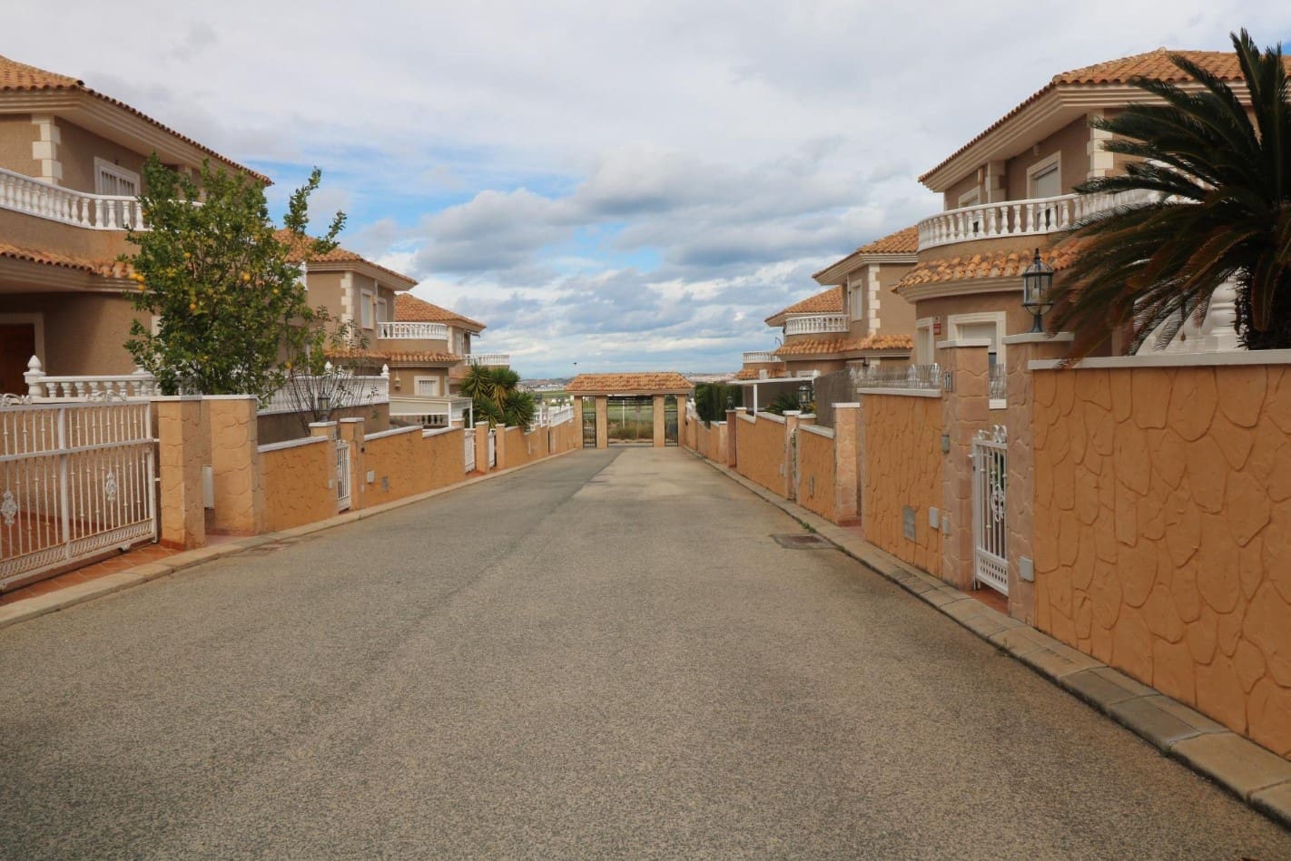 4 soverom Villa til salgs i Torrevieja med svømmebasseng garasje - € 360 000 (Ref: 9615245)