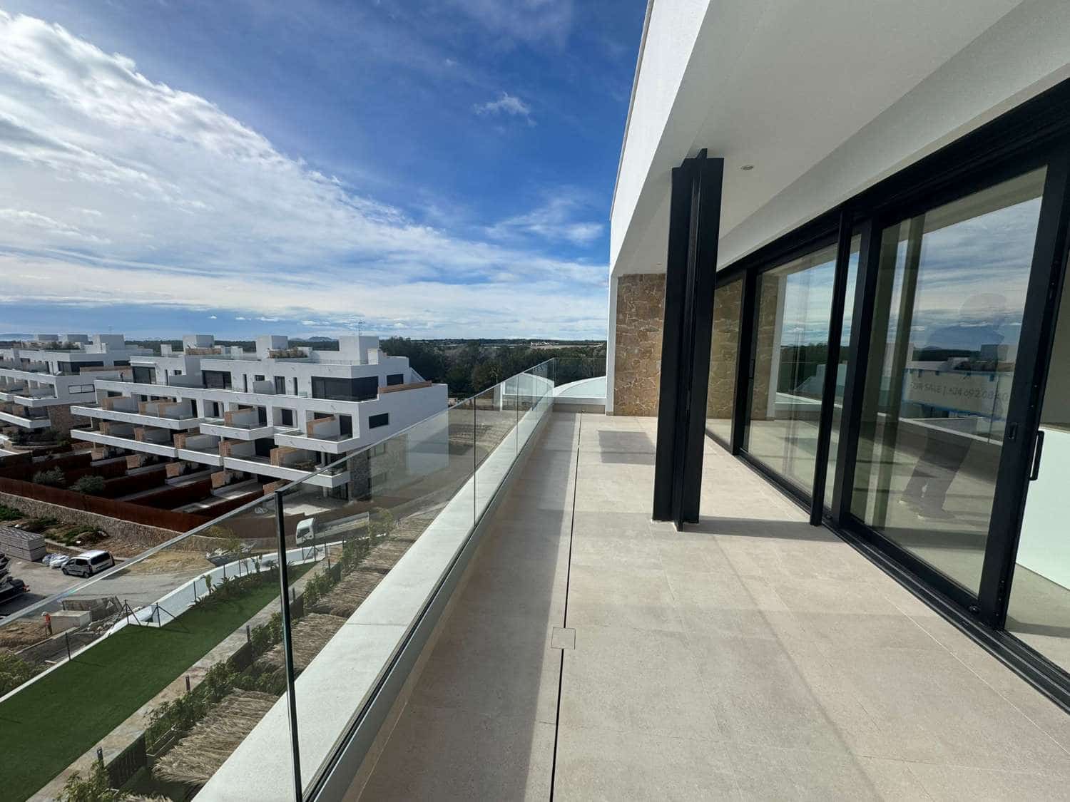 Apartamento de 2 habitaciones en Las Colinas Golf en venta con piscina - 945.000 € (Ref: 9647867)