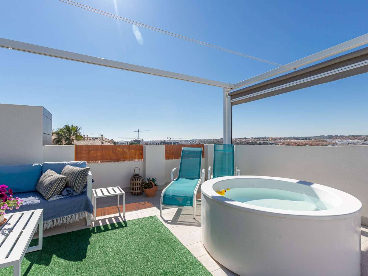 2 bedroom Apartment for sale in Torrevieja with pool - € 265,000 (Ref: 9655783)