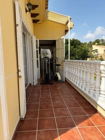 4 Zimmer Villa zu verkaufen in Punta Prima, Orihuela mit Pool - 570.000 € (Ref: 9666141)