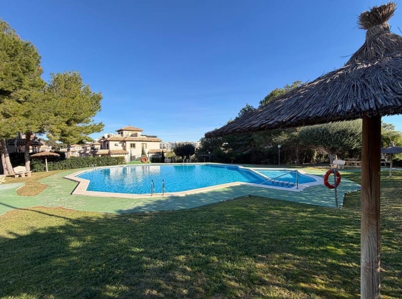 2 soverom Bungalow til salgs i Orihuela Costa med svømmebasseng garasje - € 225 000 (Ref: 9677008)