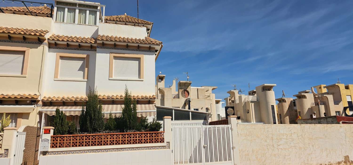 Adosado de 4 habitaciones en Torrevieja en venta con garaje - 292.000 € (Ref: 9679610)