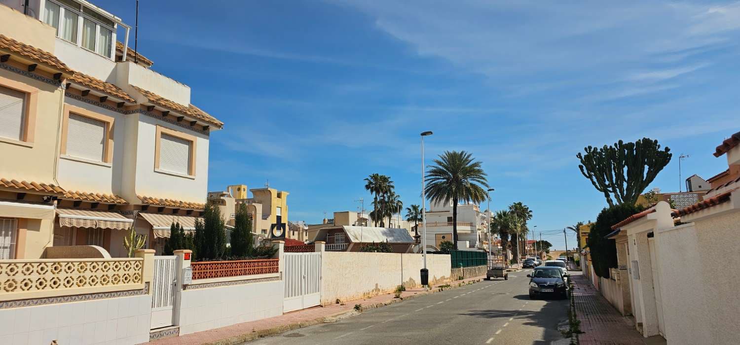 Adosado de 4 habitaciones en Torrevieja en venta con garaje - 292.000 € (Ref: 9679610)