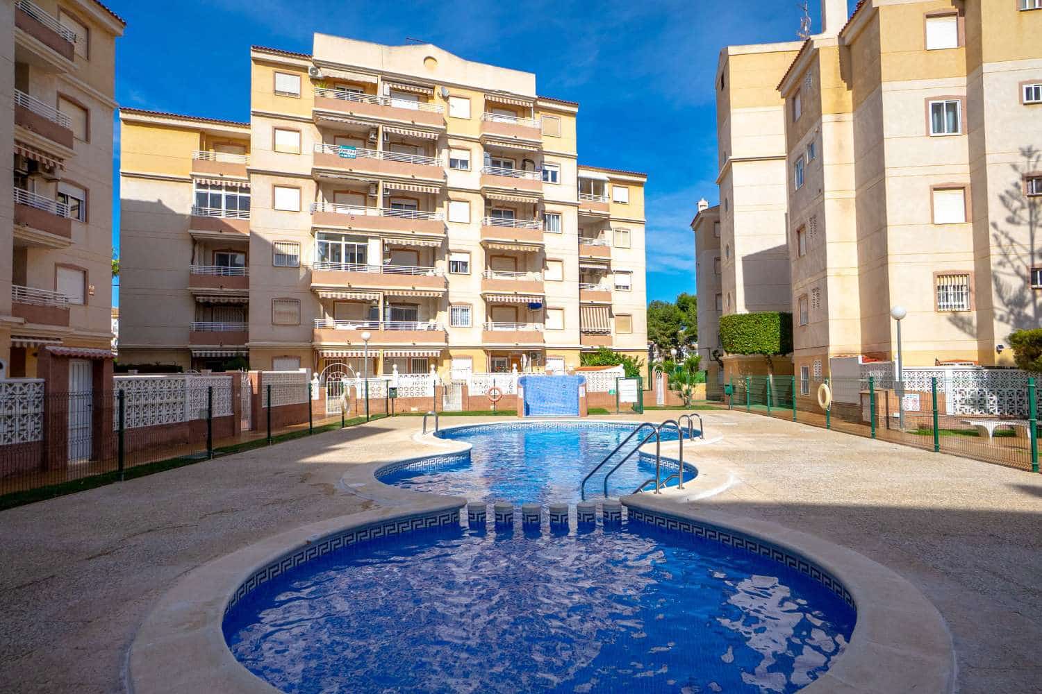 2 soveværelse Lejlighed til salg i Torrevieja med swimmingpool - € 145.000 (Ref: 9719710)