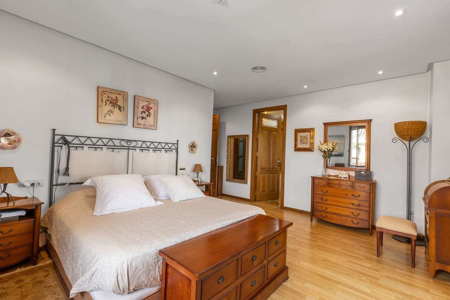 7 bedroom Villa for sale in La Veleta with pool - € 2,490,000 (Ref: 9828785)