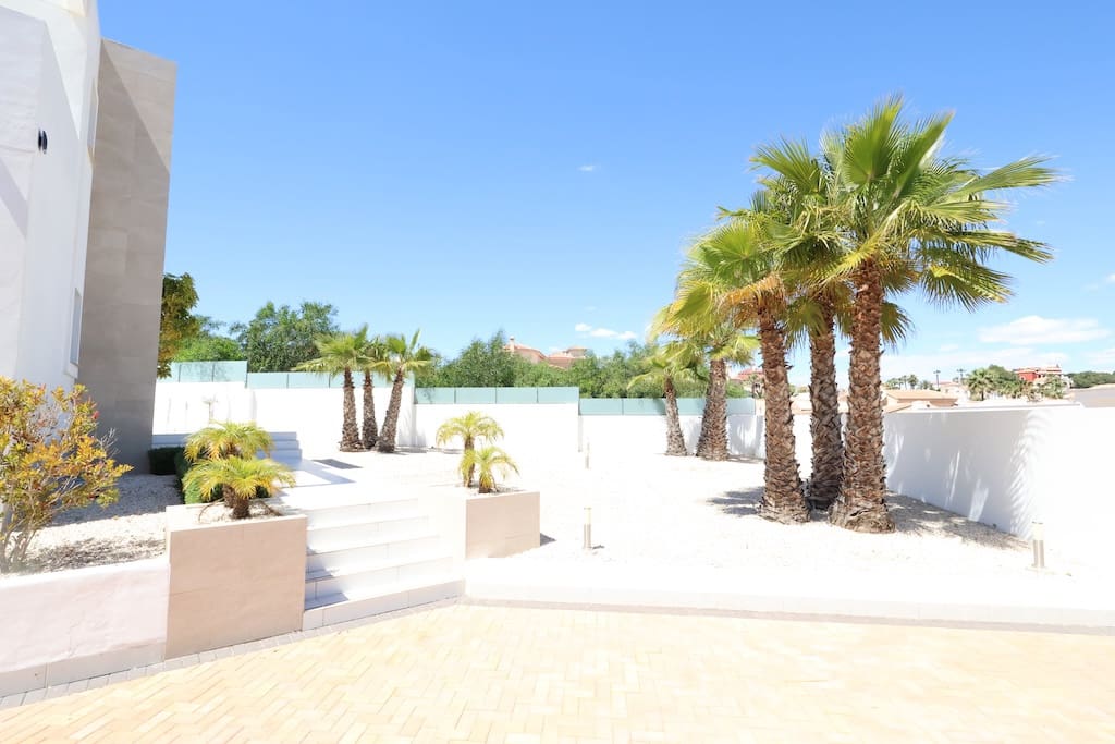 3 makuuhuone Huvila myytävänä paikassa Ciudad Quesada mukana uima-altaan - 699 000 € (Ref: 9859634)