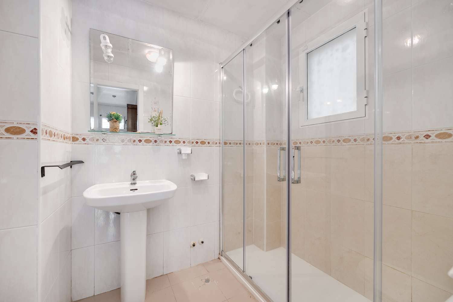 2 soveværelse Lejlighed til salg i La Veleta med swimmingpool - € 137.900 (Ref: 9861657)