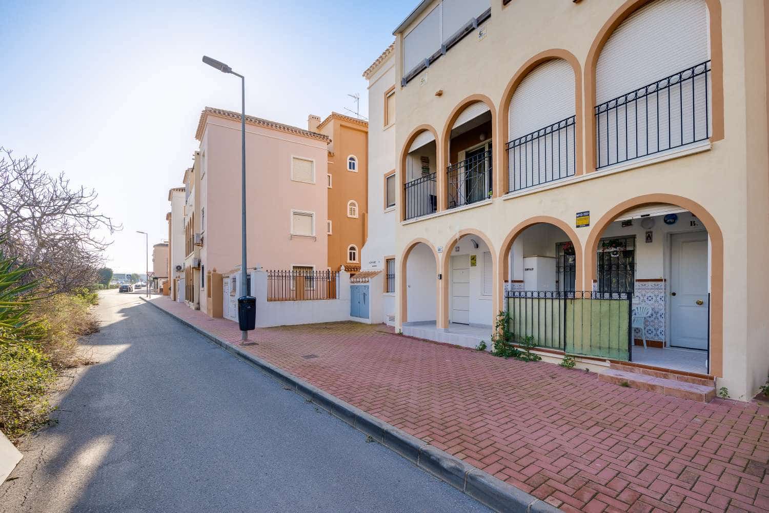2 soveværelse Lejlighed til salg i La Veleta med swimmingpool - € 137.900 (Ref: 9861657)