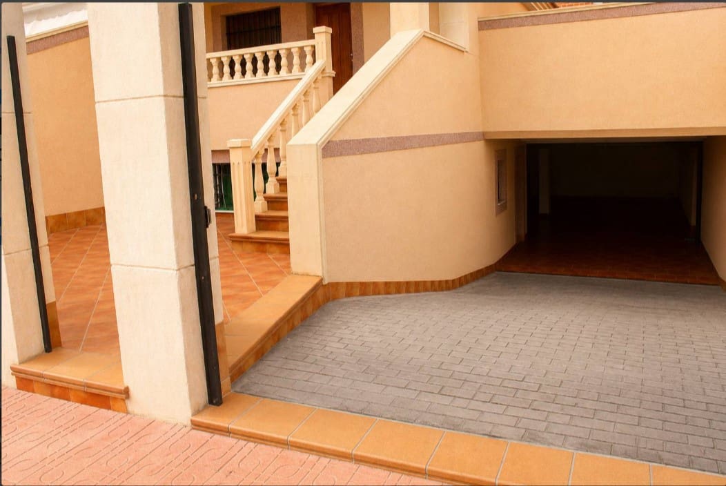 3 sypialnia Dom szeregowy na sprzedaż w Torrevieja z basenem garażem - 330 000 € (Ref: 9868378)