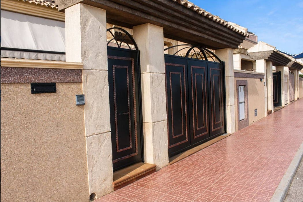 3 sypialnia Dom szeregowy na sprzedaż w Torrevieja z basenem garażem - 330 000 € (Ref: 9868378)