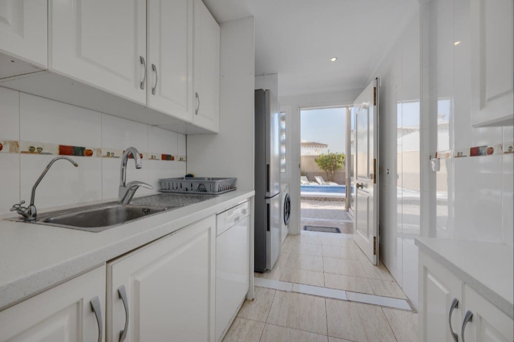 Bungalow de 3 habitaciones en Orihuela Costa en venta con piscina garaje - 339.000 € (Ref: 9903983)