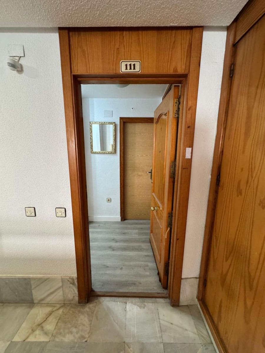 Studio à vendre à Torrevieja avec piscine - 99 500 € (Ref: 9910363)