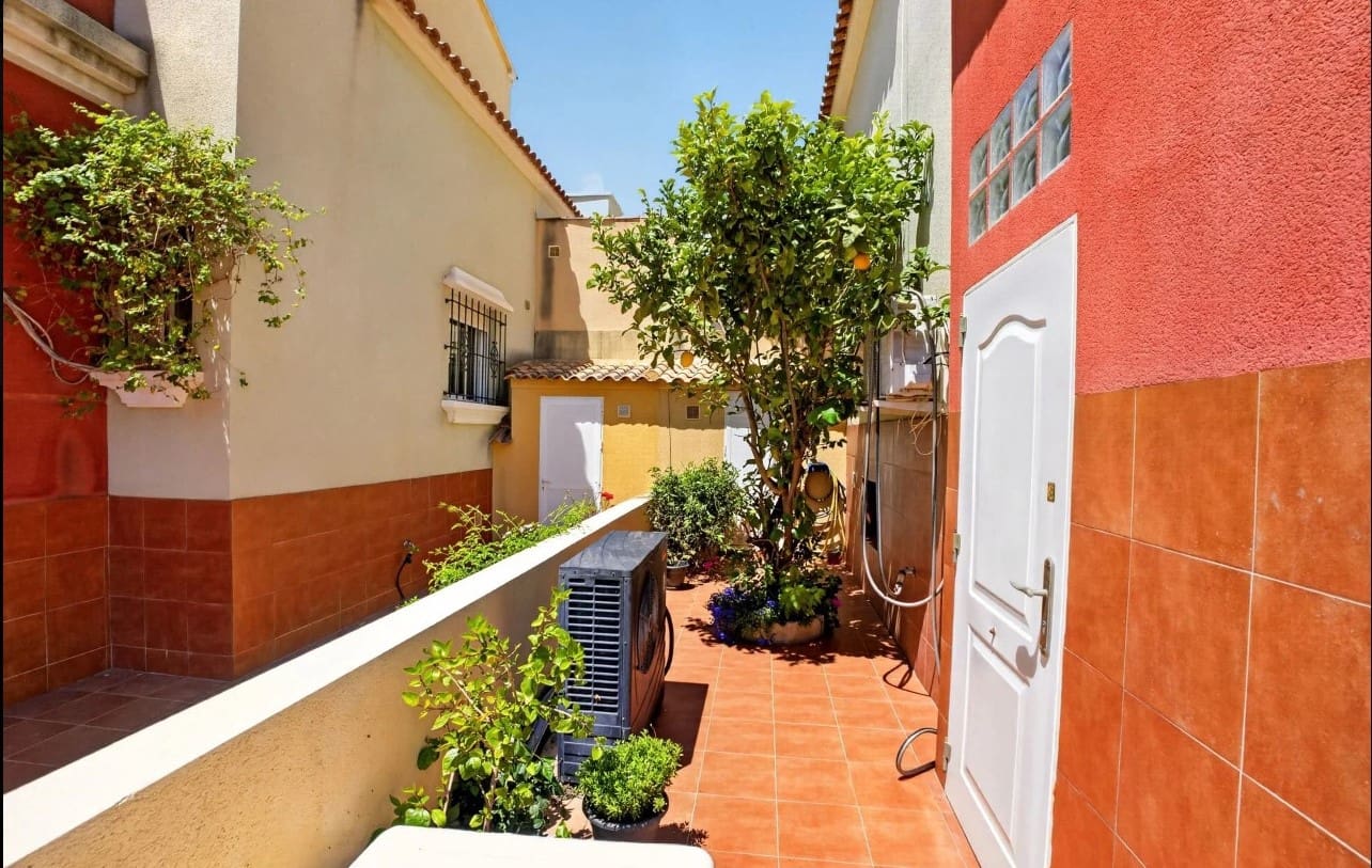 4 sypialnia Bungalow na sprzedaż w Torrevieja z basenem - 329 000 € (Ref: 9912708)