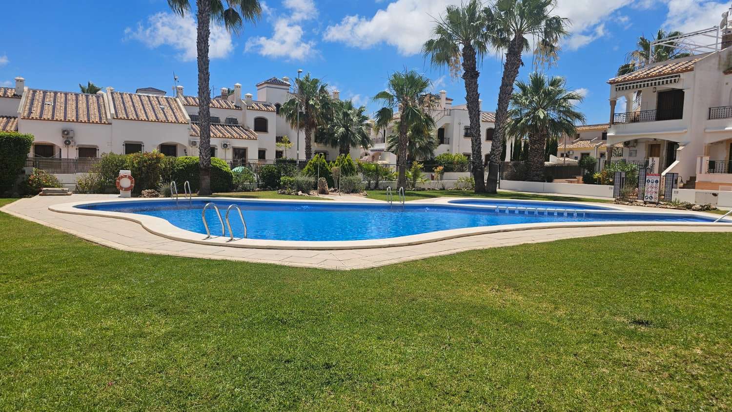 2 soverom Bungalow til salgs i Orihuela Costa med svømmebasseng - € 239 000 (Ref: 9920040)