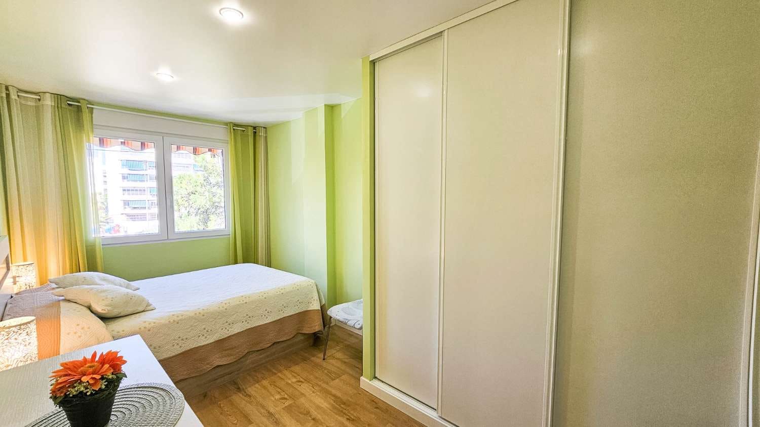 Apartamento de 2 habitaciones en Torrevieja en venta - 165.000 € (Ref: 9921859)
