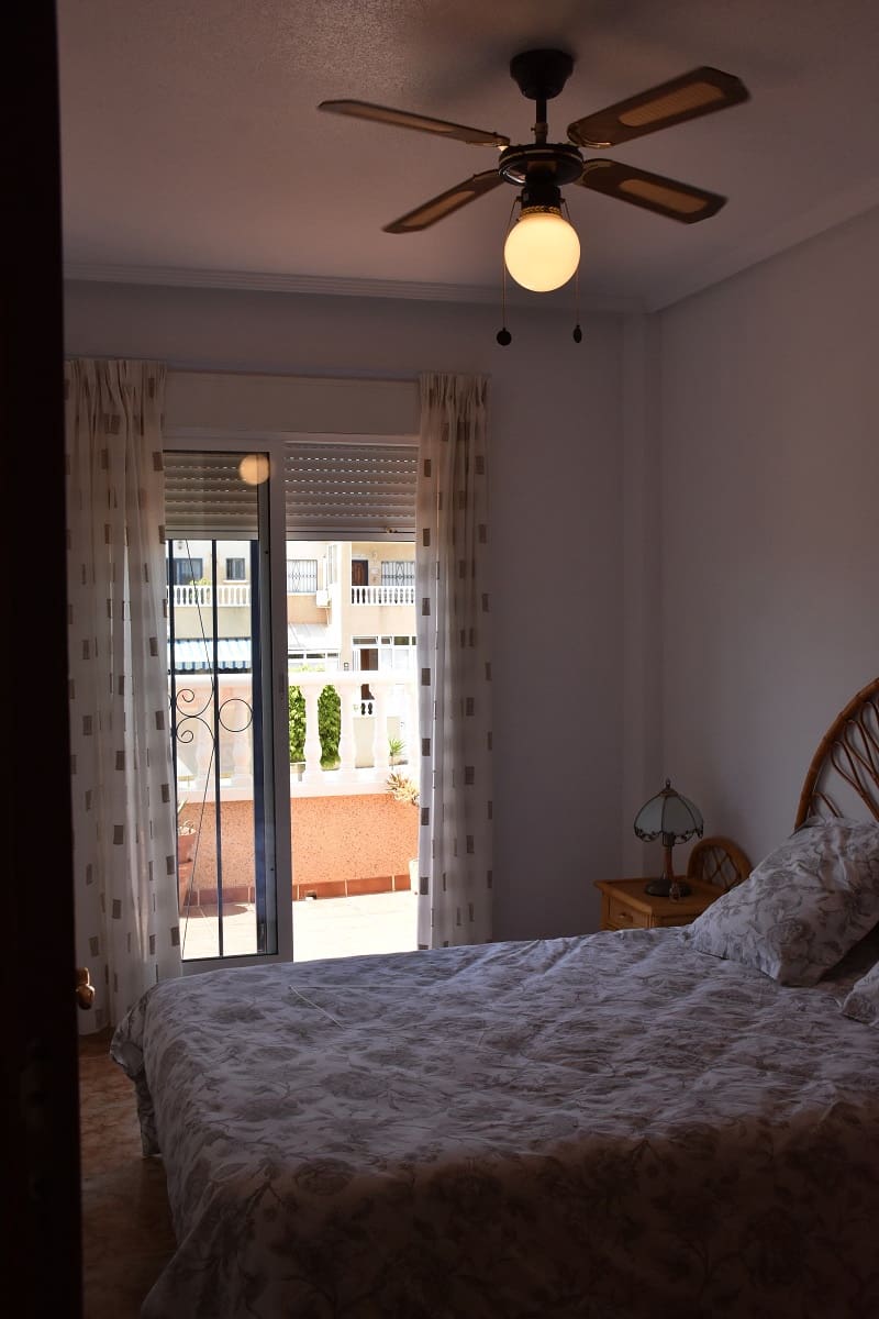 2 makuuhuone Asunto myytävänä paikassa Orihuela Costa mukana uima-altaan - 210 000 € (Ref: 9933694)