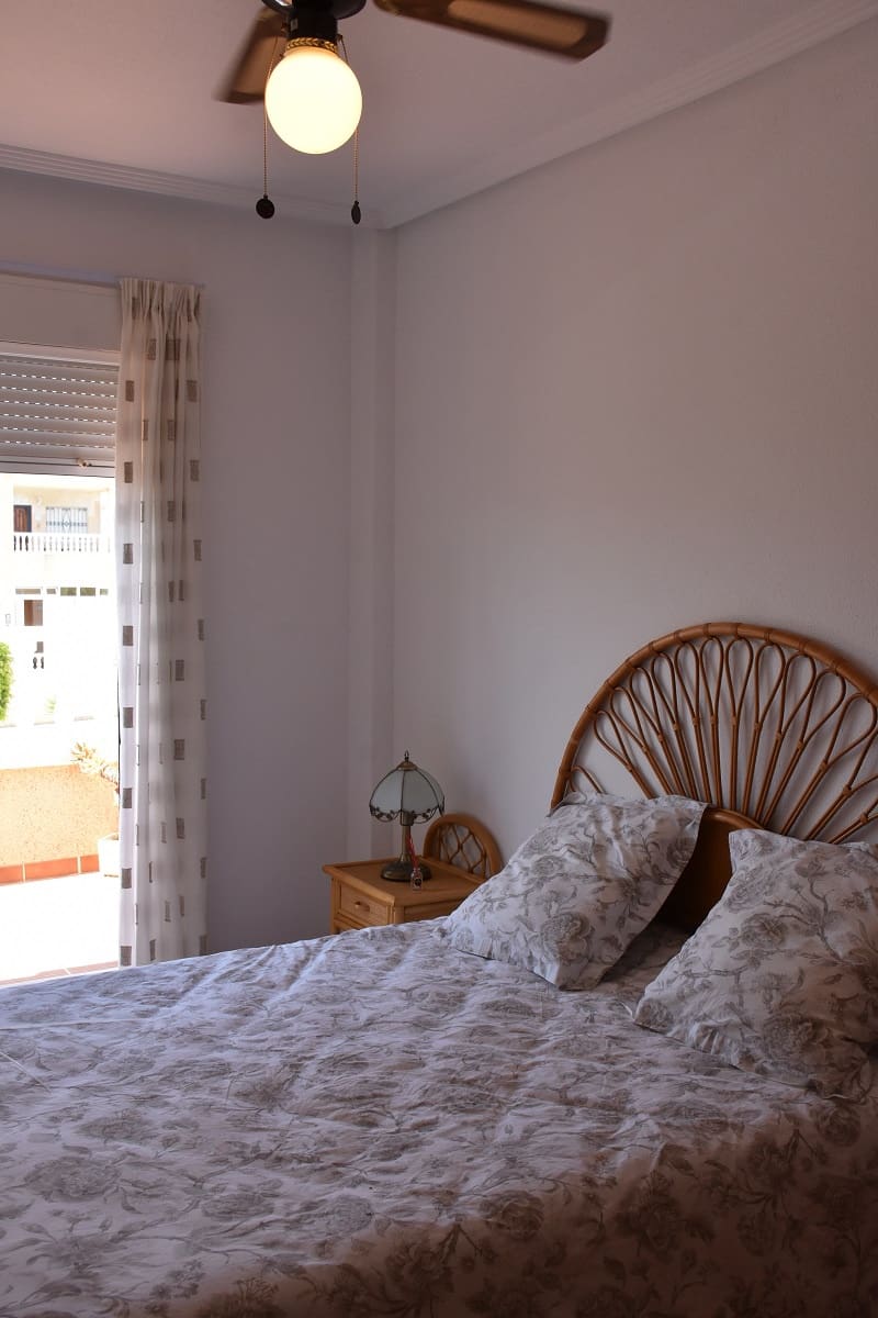 2 makuuhuone Asunto myytävänä paikassa Orihuela Costa mukana uima-altaan - 210 000 € (Ref: 9933694)
