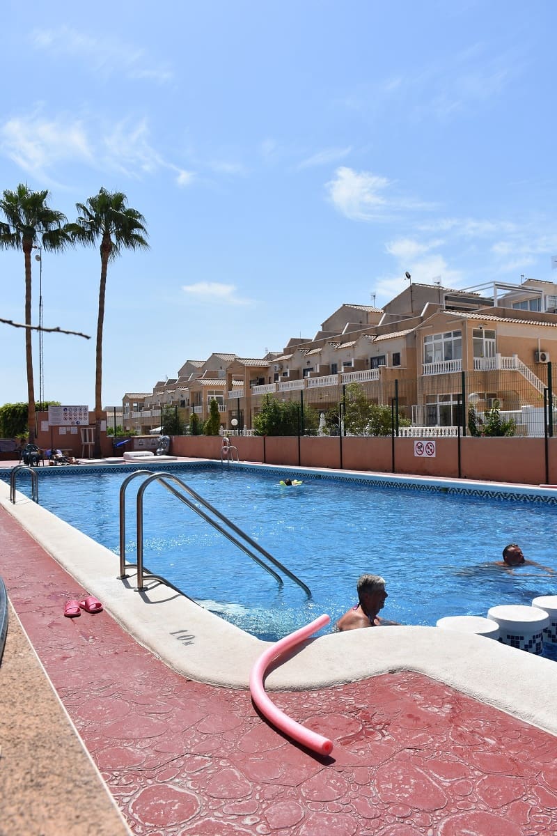 2 makuuhuone Asunto myytävänä paikassa Orihuela Costa mukana uima-altaan - 210 000 € (Ref: 9933694)