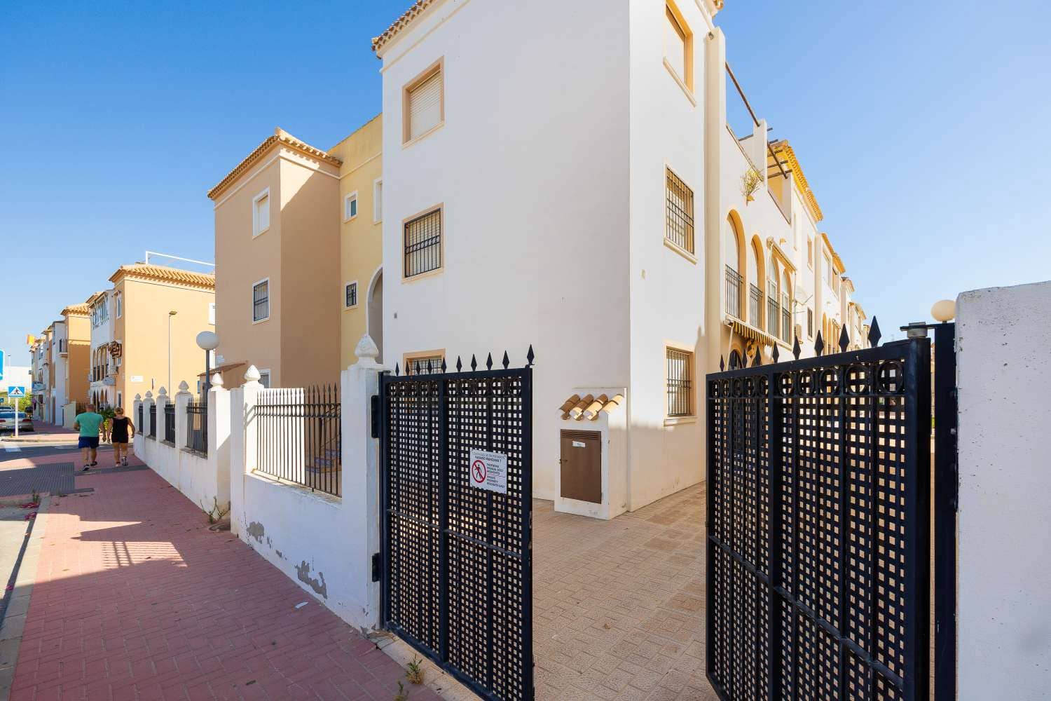 2 bedroom Apartment for sale in Torrevieja with pool - € 149,900 (Ref: 9933695)
