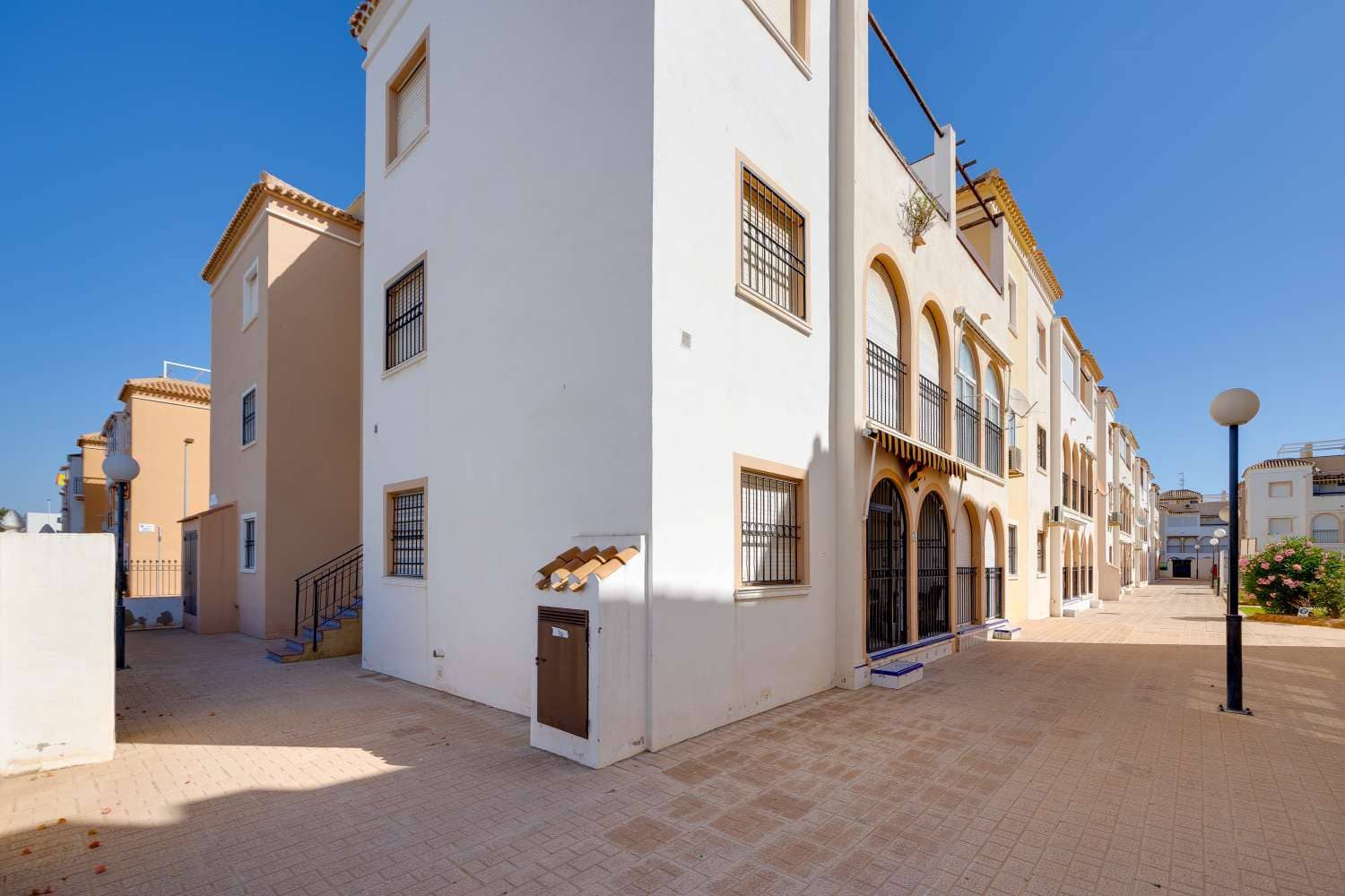 2 bedroom Apartment for sale in Torrevieja with pool - € 149,900 (Ref: 9933695)