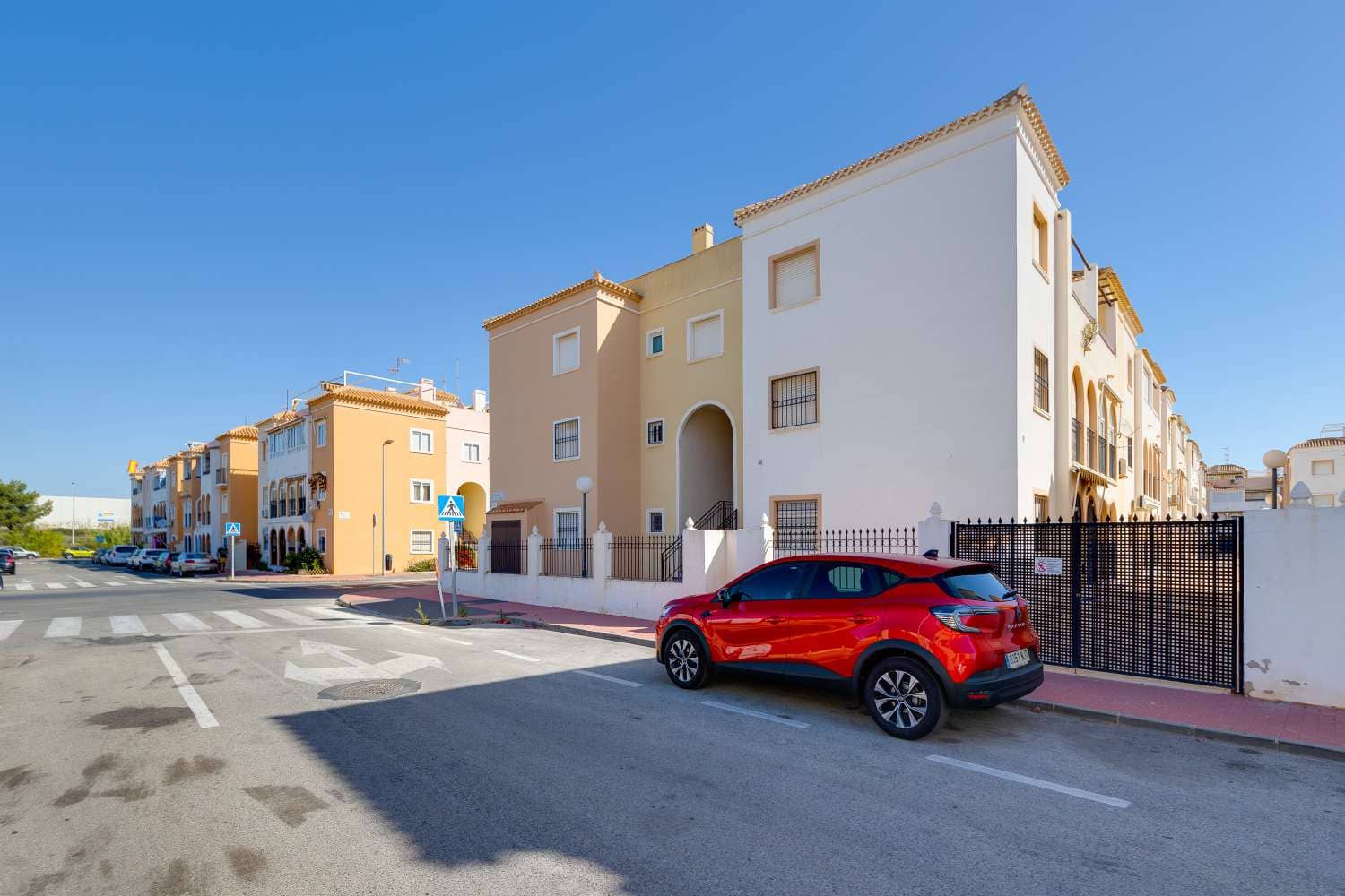 2 bedroom Apartment for sale in Torrevieja with pool - € 149,900 (Ref: 9933695)