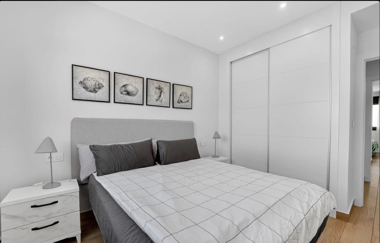2 soverom Leilighet til salgs i Torrevieja med svømmebasseng garasje - € 295 000 (Ref: 9959350)