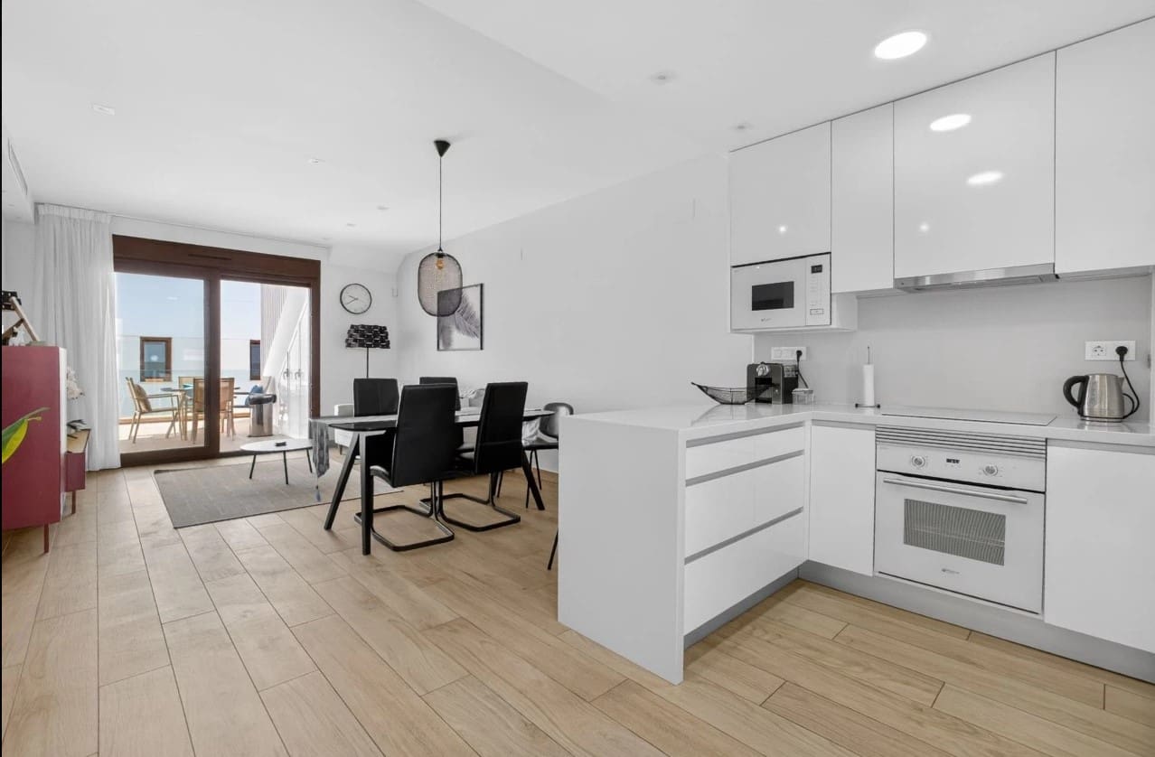 2 soverom Leilighet til salgs i Torrevieja med svømmebasseng garasje - € 295 000 (Ref: 9959350)