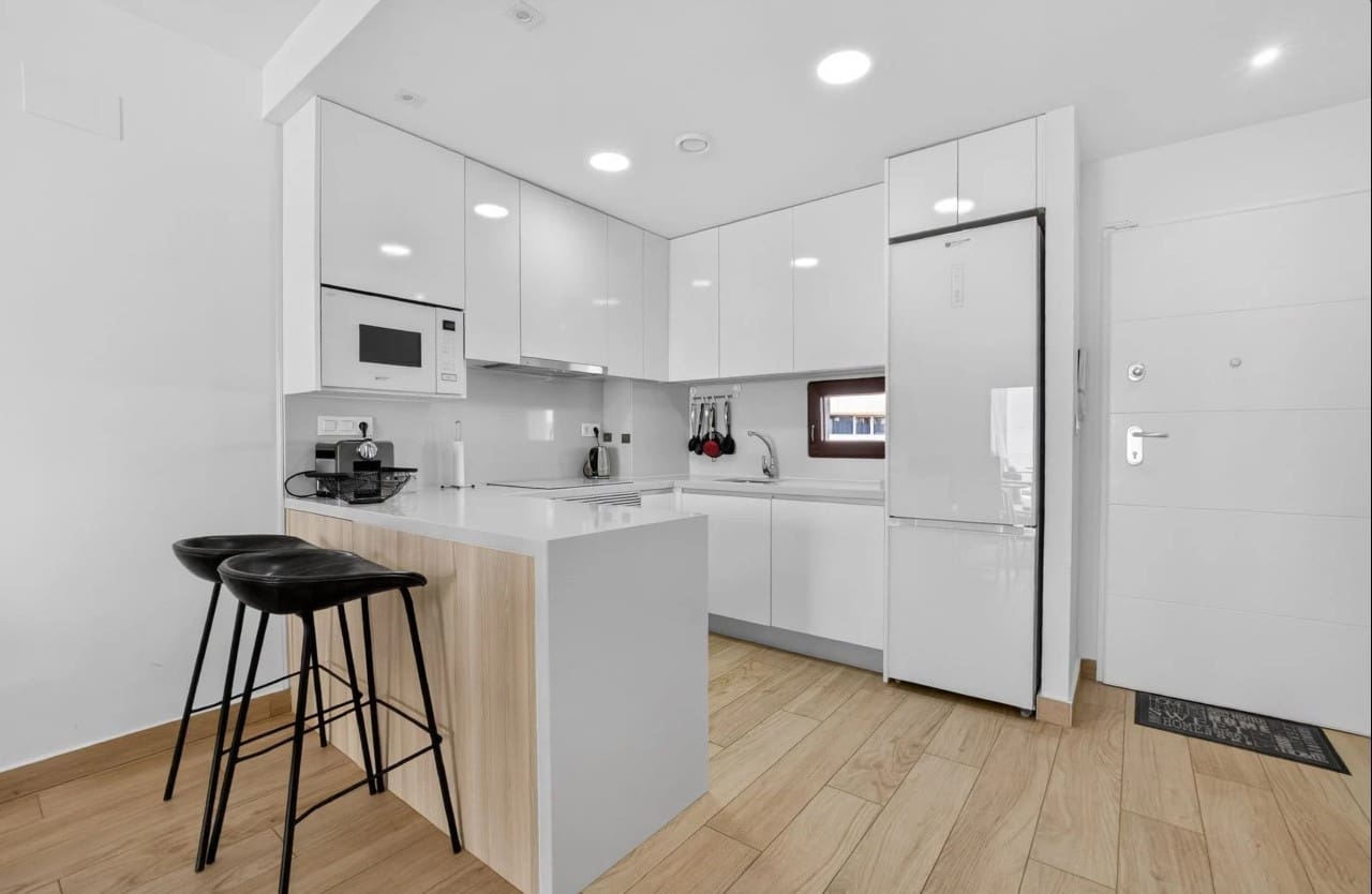 2 soverom Leilighet til salgs i Torrevieja med svømmebasseng garasje - € 295 000 (Ref: 9959350)