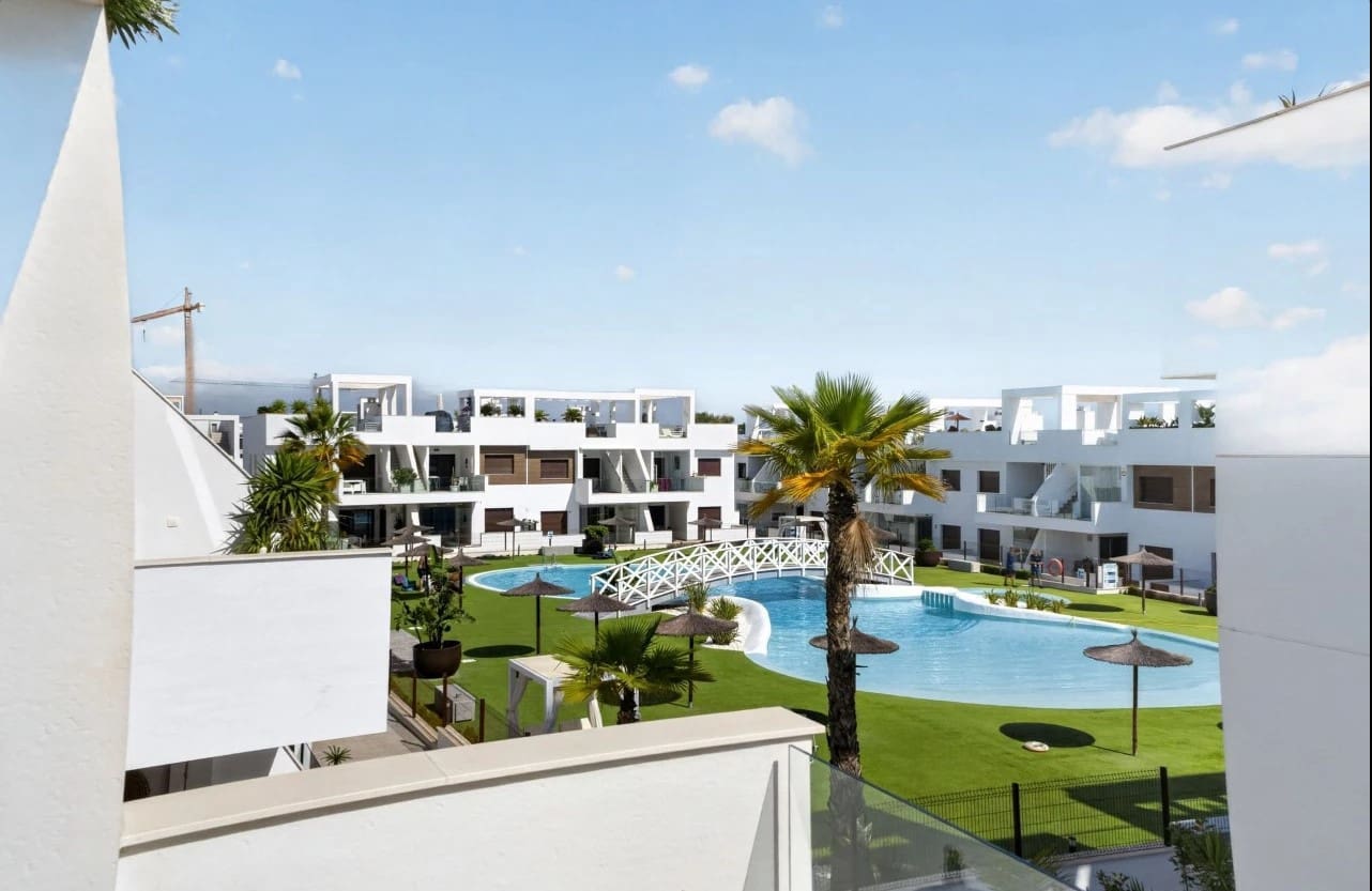 2 soverom Leilighet til salgs i Torrevieja med svømmebasseng garasje - € 295 000 (Ref: 9959350)