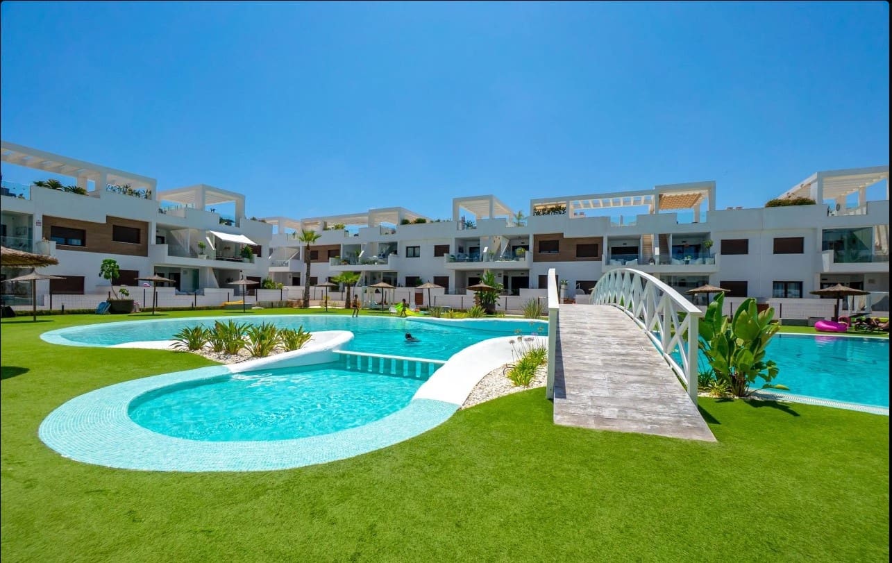 2 soverom Leilighet til salgs i Torrevieja med svømmebasseng garasje - € 295 000 (Ref: 9959350)