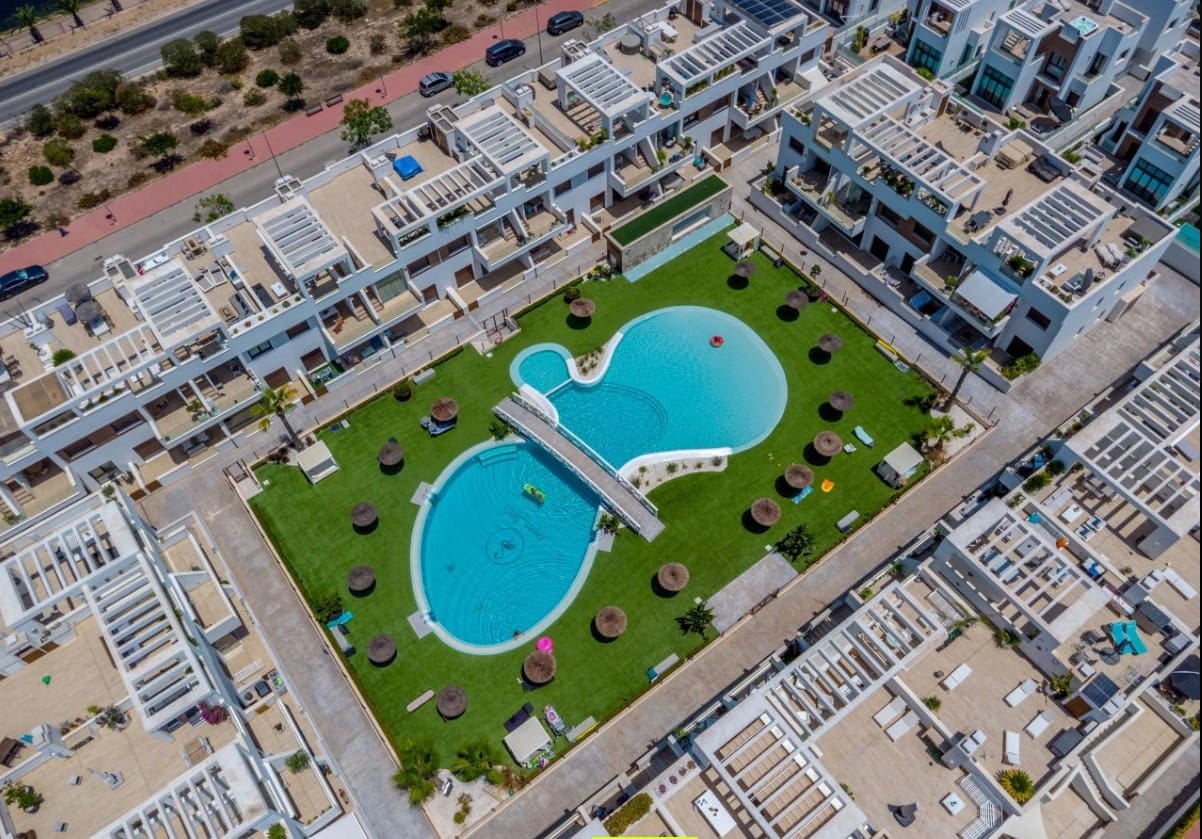 2 soverom Leilighet til salgs i Torrevieja med svømmebasseng garasje - € 295 000 (Ref: 9959350)