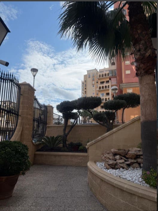 Apartamento de 4 habitaciones en Torrevieja en venta con piscina garaje - 495.000 € (Ref: 9969347)