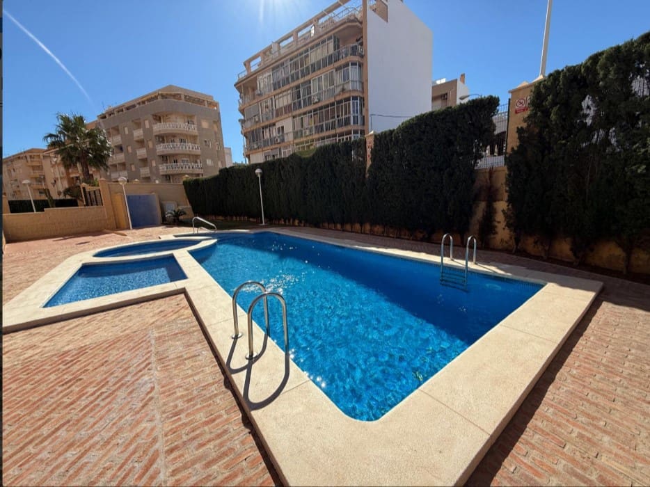 Apartamento de 4 habitaciones en Torrevieja en venta con piscina garaje - 495.000 € (Ref: 9969347)