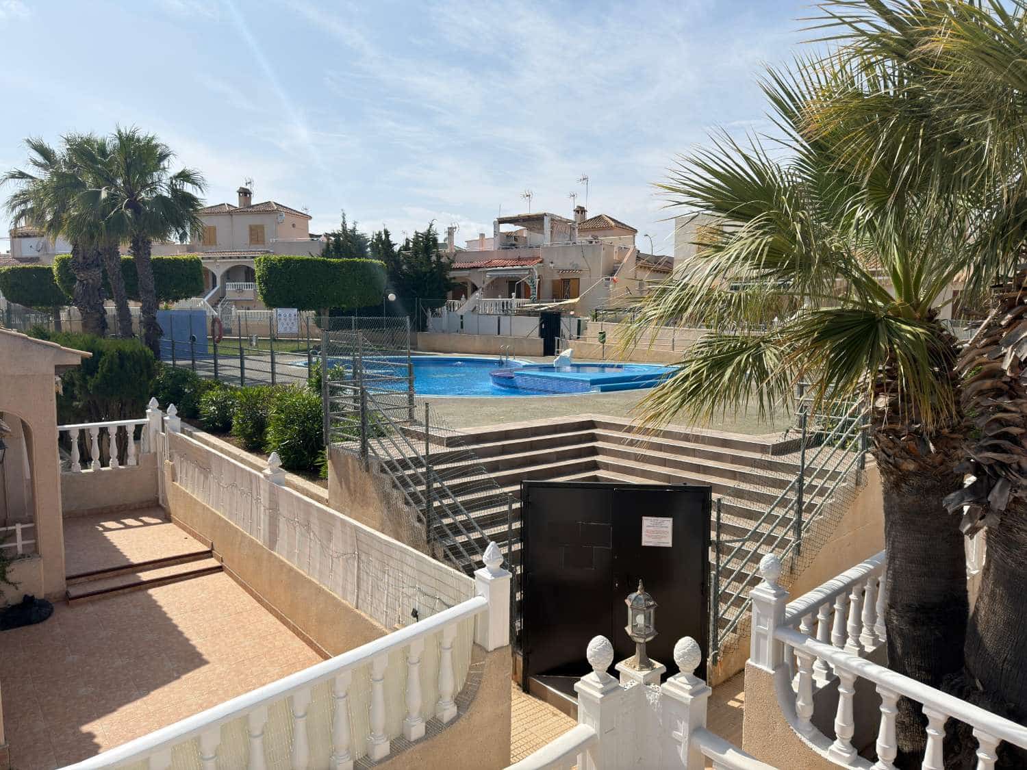 3 soverom Rekkehus til salgs i Torrevieja med svømmebasseng - € 238 900 (Ref: 9976877)