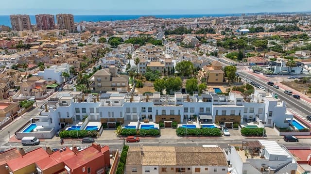 5 soverom Rekkehus til salgs i Aguas Nuevas, Torrevieja med svømmebasseng - € 480 000 (Ref: 9976879)