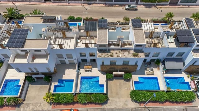 5 soverom Rekkehus til salgs i Aguas Nuevas, Torrevieja med svømmebasseng - € 480 000 (Ref: 9976879)