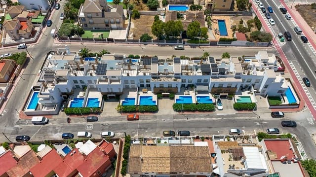 5 soverom Rekkehus til salgs i Aguas Nuevas, Torrevieja med svømmebasseng - € 480 000 (Ref: 9976879)