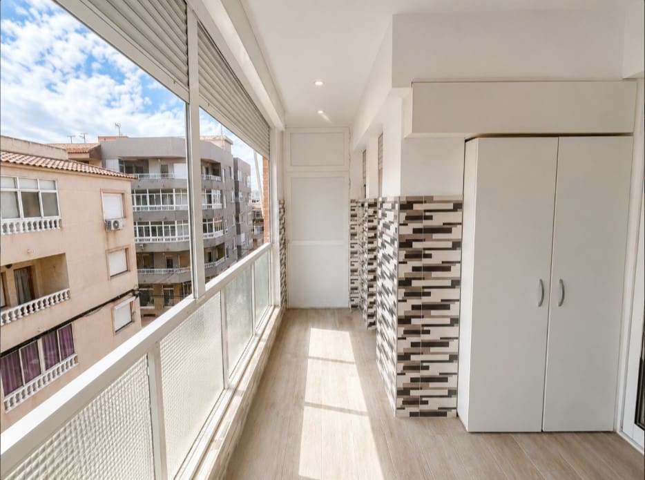 2 makuuhuone Huoneisto myytävänä paikassa Torrevieja mukana uima-altaan - 140 000 € (Ref: 9978446)