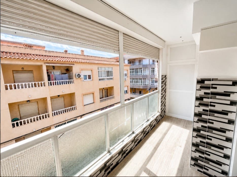 2 makuuhuone Huoneisto myytävänä paikassa Torrevieja mukana uima-altaan - 140 000 € (Ref: 9978446)