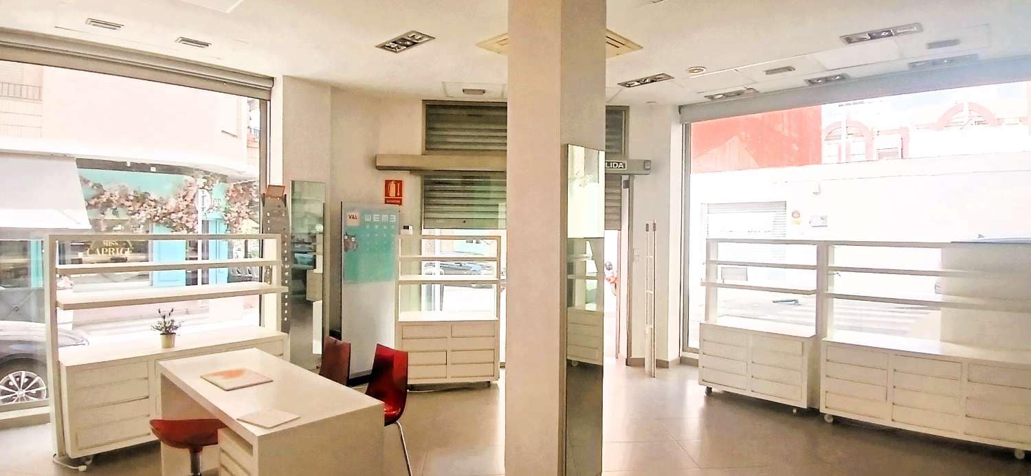 Kommersiell till salu i Torrevieja - 195 000 € (Ref: 9984495)