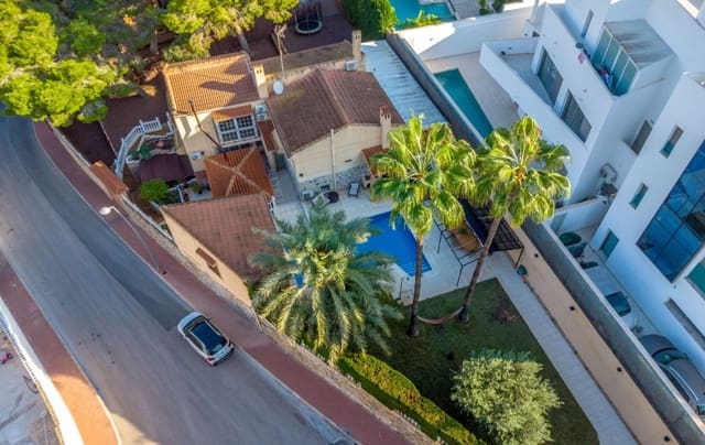 4 Zimmer Villa zu verkaufen in Los Balcones mit Pool - 490.000 € (Ref: 9996717)