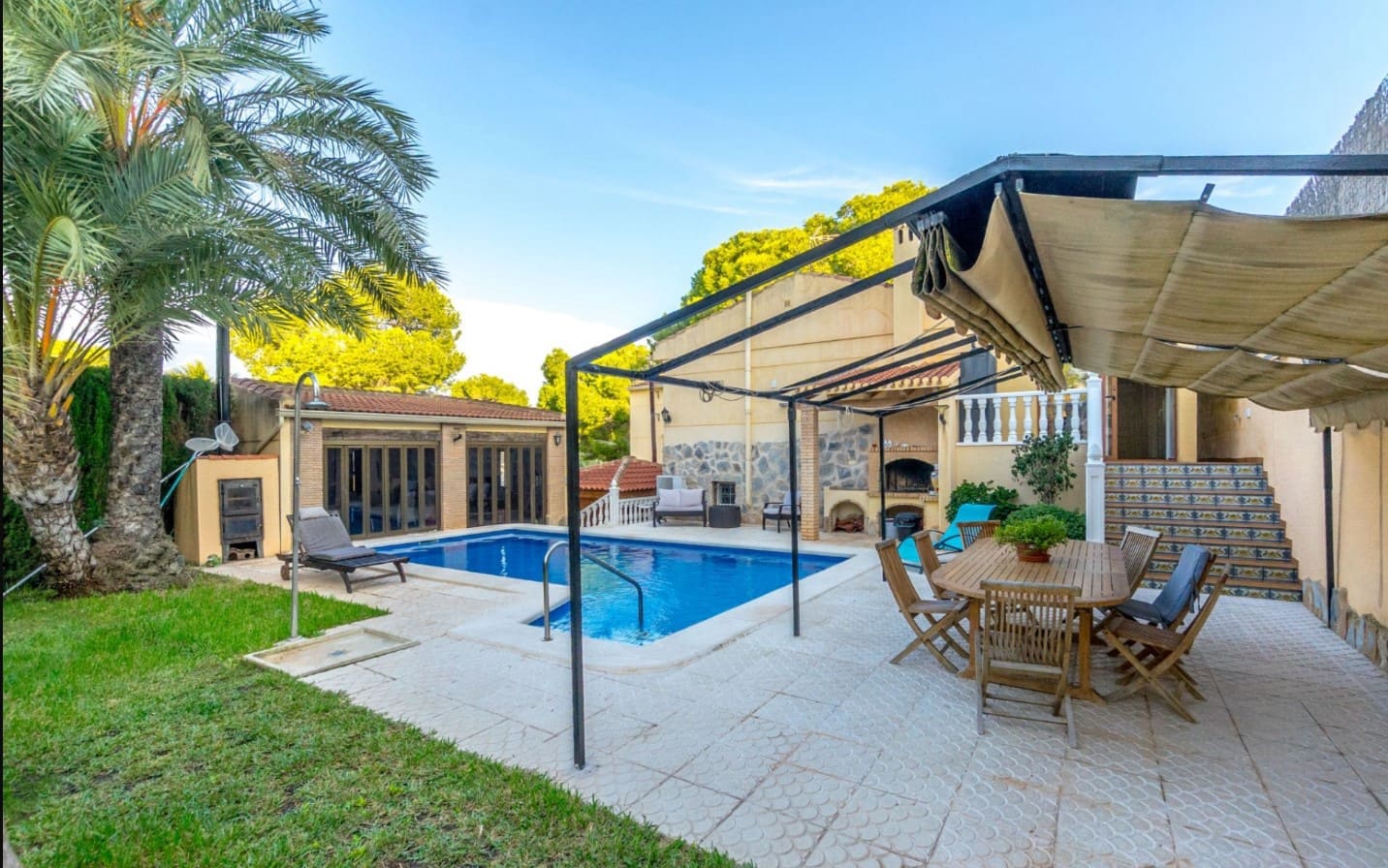 4 Zimmer Villa zu verkaufen in Los Balcones mit Pool - 490.000 € (Ref: 9996717)