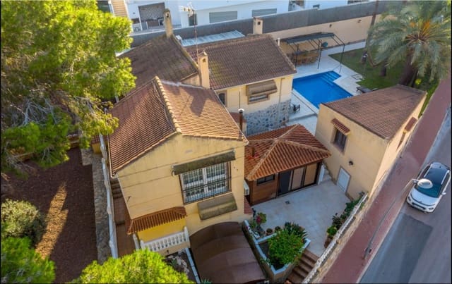 4 Zimmer Villa zu verkaufen in Los Balcones mit Pool - 490.000 € (Ref: 9996717)