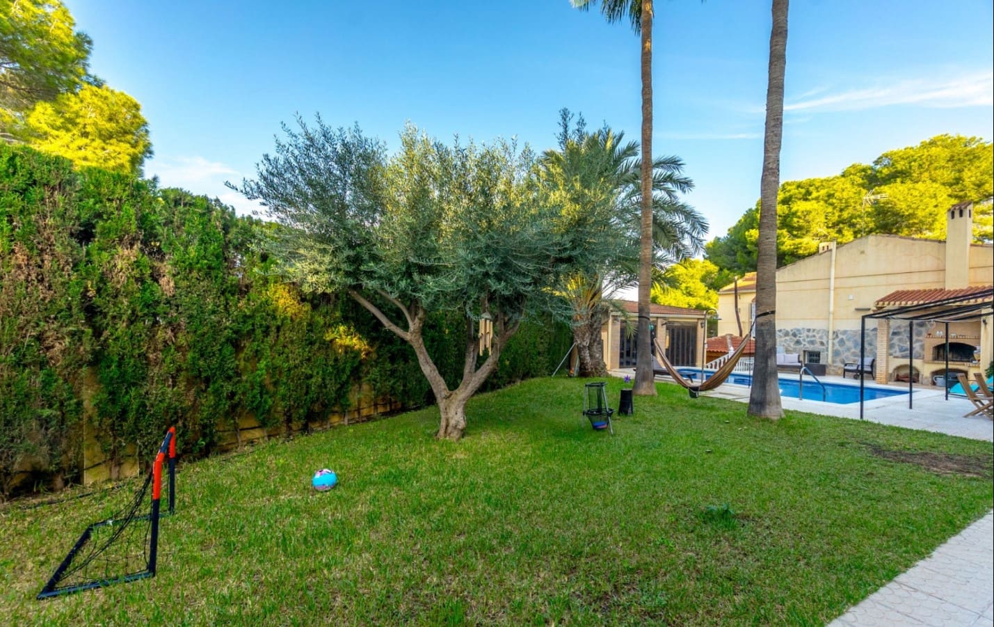 4 Zimmer Villa zu verkaufen in Los Balcones mit Pool - 490.000 € (Ref: 9996717)