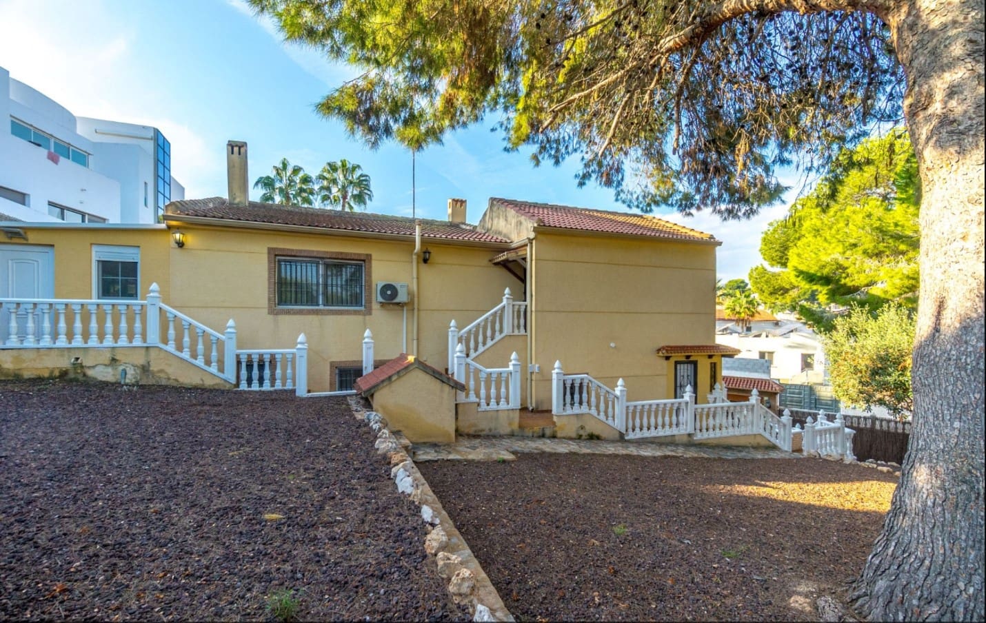 4 Zimmer Villa zu verkaufen in Los Balcones mit Pool - 490.000 € (Ref: 9996717)