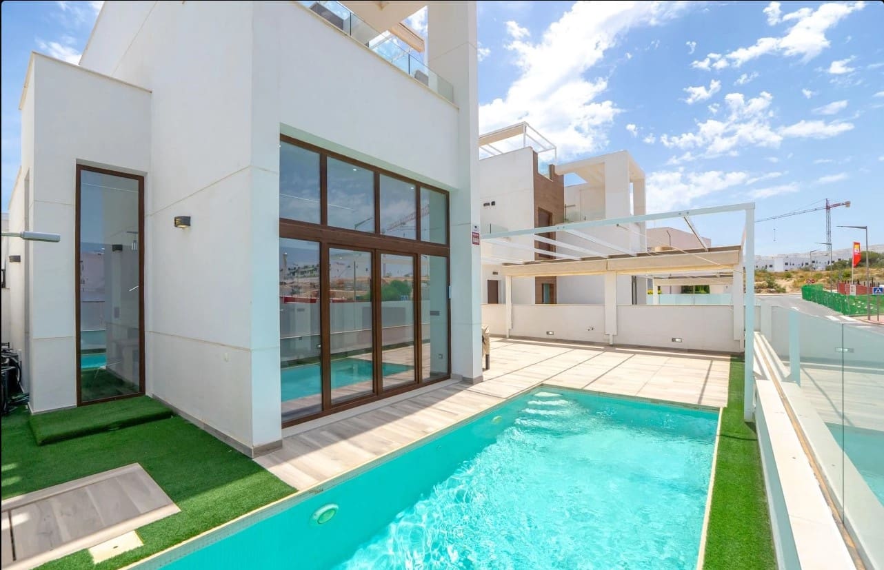 4 makuuhuone Huvila myytävänä paikassa Torrevieja mukana uima-altaan - 515 000 € (Ref: 9998157)