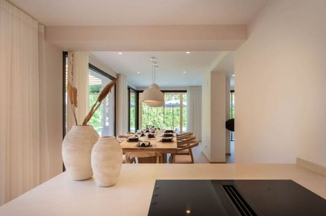 4 bedroom Villa for sale in Marbella with pool garage - € 3,150,000 (Ref: 10004553)