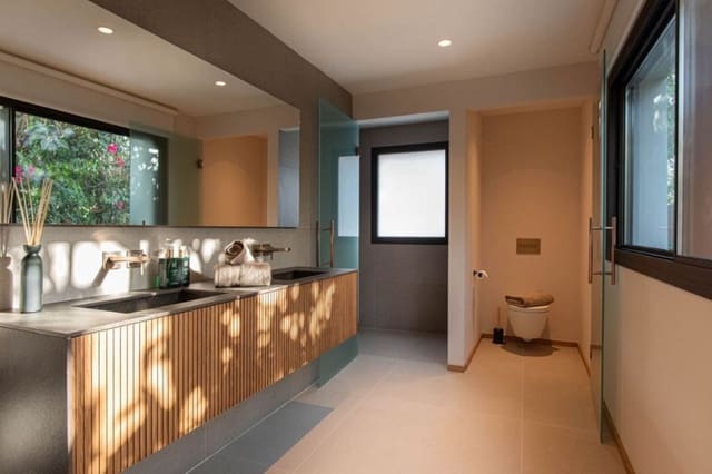 4 bedroom Villa for sale in Marbella with pool garage - € 3,150,000 (Ref: 10004553)