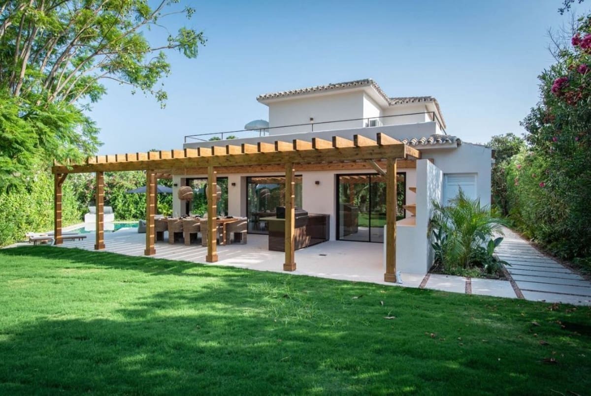 4 bedroom Villa for sale in Marbella with pool garage - € 3,150,000 (Ref: 10004553)