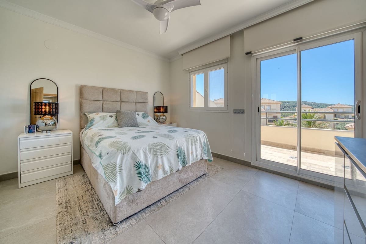 Apartamento de 3 habitaciones en San Roque en venta con piscina garaje - 629.000 € (Ref: 10007934)